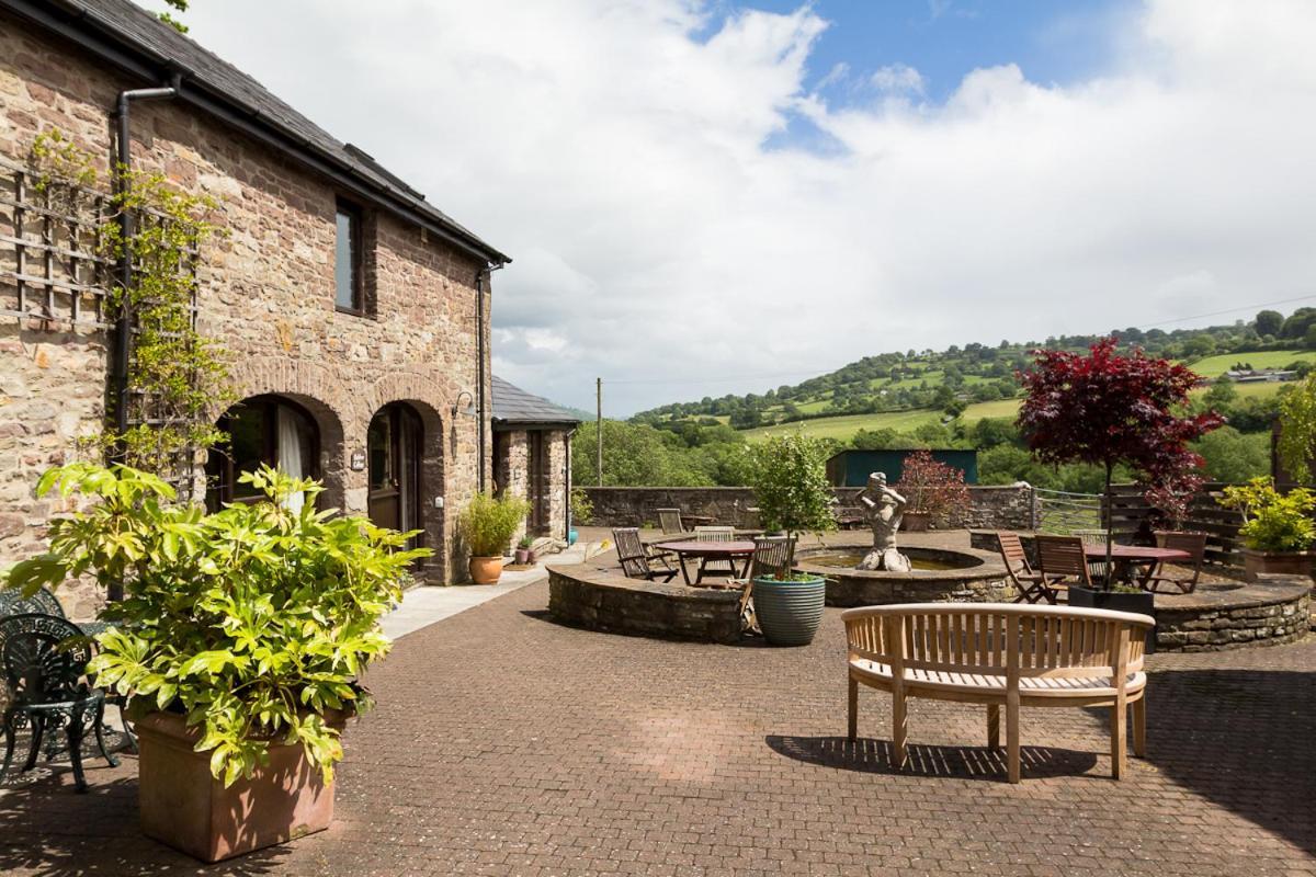 Neuadd B&B Suites Crickhowell Dış mekan fotoğraf